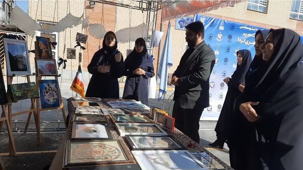 اولین نمایشگاه ماها در دبیرستان فرزانگان ۲ دوره دوم ناحیه ۷ مشهد