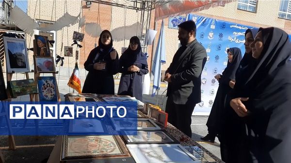 اولین نمایشگاه ماها در دبیرستان فرزانگان ۲ دوره دوم ناحیه ۷ مشهد