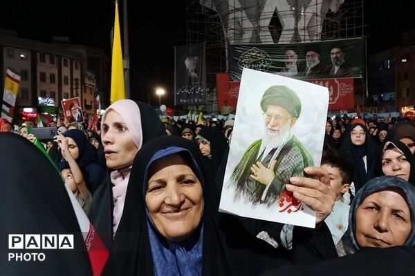 باز هم حضور پرشور و باشکوه مردم شهرستان قدس امشب درمیدان امام خامنه‌ای 