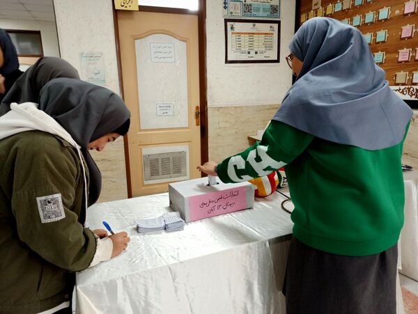 انتخابات شورای دانش آموزی در دبیرستان دخترانه ۱۳ آبان