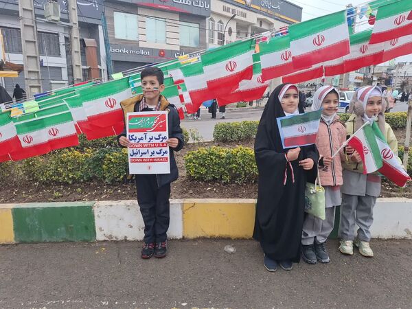 نبض انقلاب در خیابان‌ها تپید