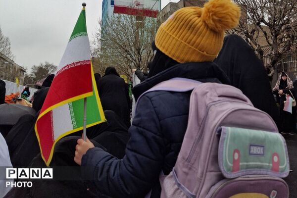 ادای احترام به شهدا با کوله‌پشتی‌های «یادبود» در راهپیمایی روز قدس