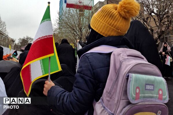 ادای احترام به شهدا با کوله‌پشتی‌های «یادبود» در راهپیمایی روز قدس