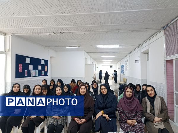 بازدید از نمایشگاه دست سازه هنرستان فنی و حرفه ای دخترانه فلسطین 