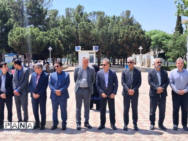 هدیه‌ای از دلِ فرهنگیان کاشمر به آسمان؛ غبارروبی مزار شهدا پیش از نماز جمعه