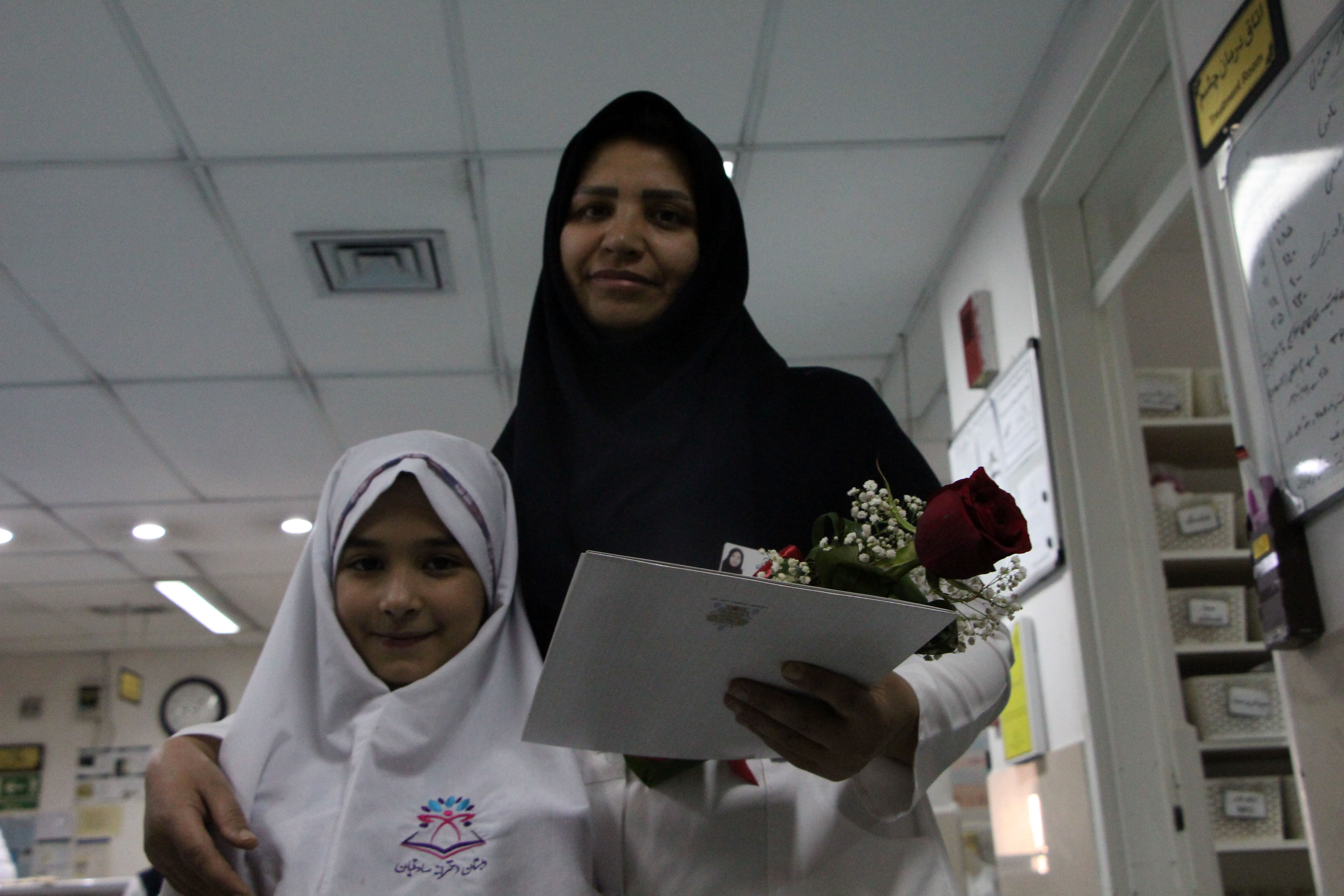 تقدیر دانش‌آموزان دبستان دخترانه صادقیان یزد از مادر پرستار