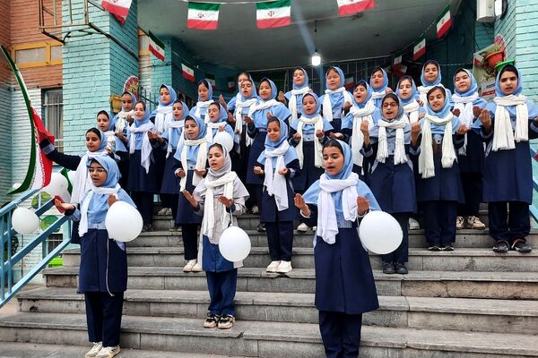 جشن پیروزی انقلاب اسلامی در مدارس منطقه کهریزک 
