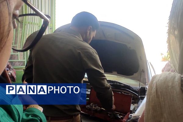 بانوان حاجی‌آباد در کارگاه تعمیرات ماشین