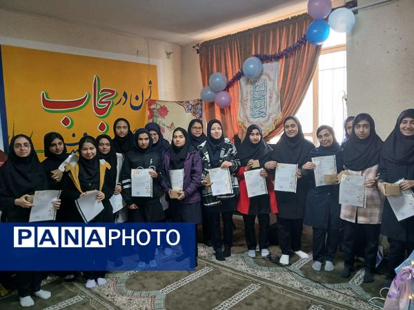 تقدیر از دانش‌آموزان برتر آموزشی، پرورشی و ورزشی دبیرستان آزرم ناحیه یک مشهد 