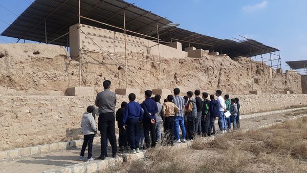 بازدید دانش‌آموزان دبیرستان نمونه دولتی پژوهش آشخانه از محوطه تاریخی ریوی