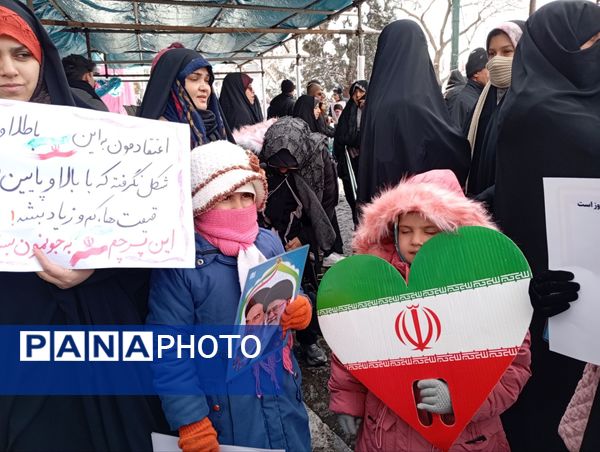 راهپیمایی ۲۲ بهمن در مشهد با حضور فرمانده واحدهای حوزه ۱۹ بسیج دانش‌آموزی منطقه تبادکان