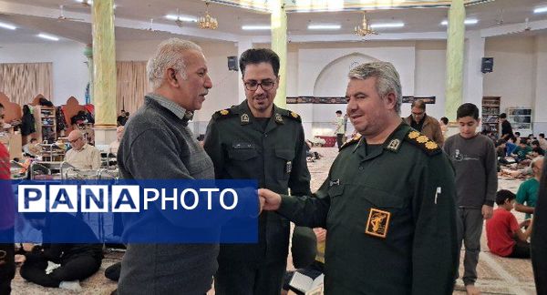 بازدید مسئولین بسیج دانش آموزی کاشمر از معتکفین مسجد جامع