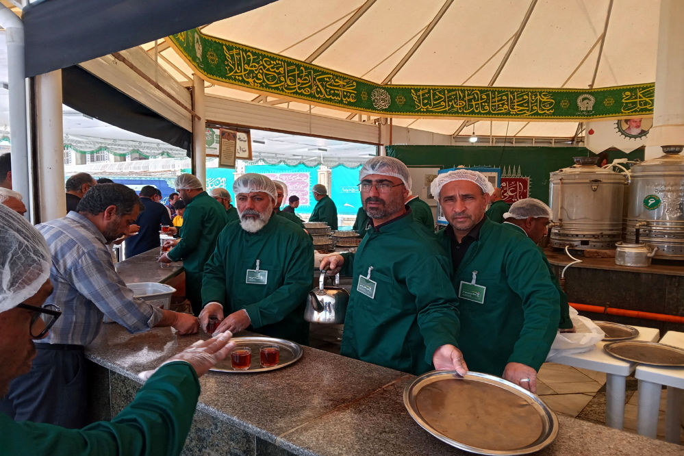 پذیرایی مردم بوشهر در چایخانه امام رضا(ع) 