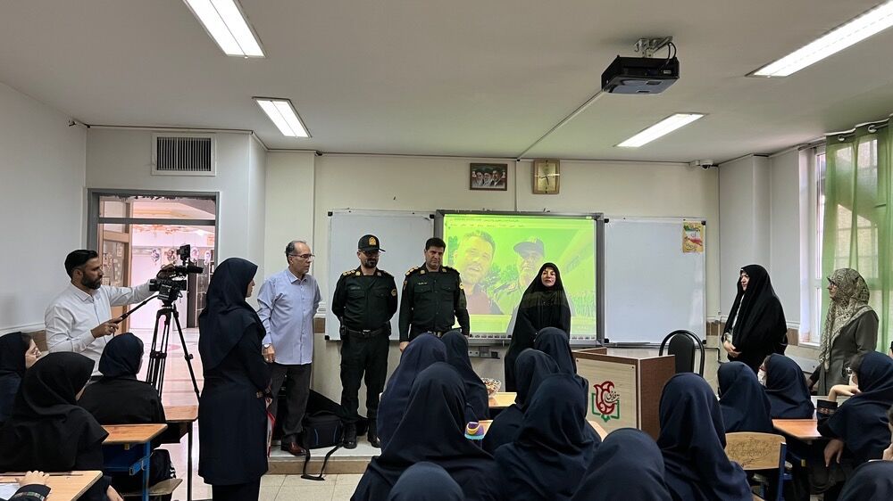 برپایی مراسم هفته نیروی انتظامی در دبیرستان شهید تیمسار فلاحی ناحیه 1 کرج 