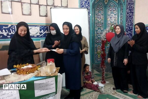 انتخابات انجمن اولیا و مربیان و تجلیل از اعضای انجمن سال گذشته در دبستان مهران