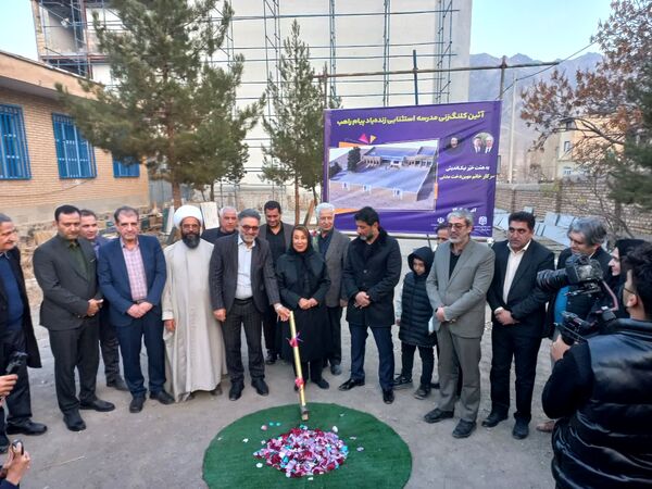 کلنگ نخستین مدرسه زنده‌یاد پیام راهب در قمصر به زمین زده شد