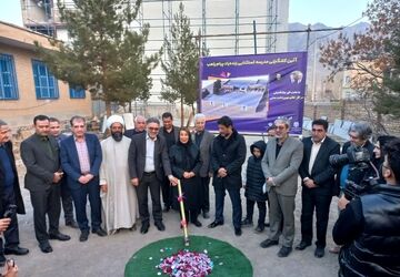 کلنگ نخستین مدرسه زنده‌یاد پیام راهب در قمصر به زمین زده شد