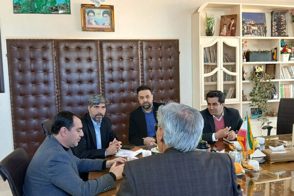 نشست نماینده آباده با مدیر آموزش و پرورش 