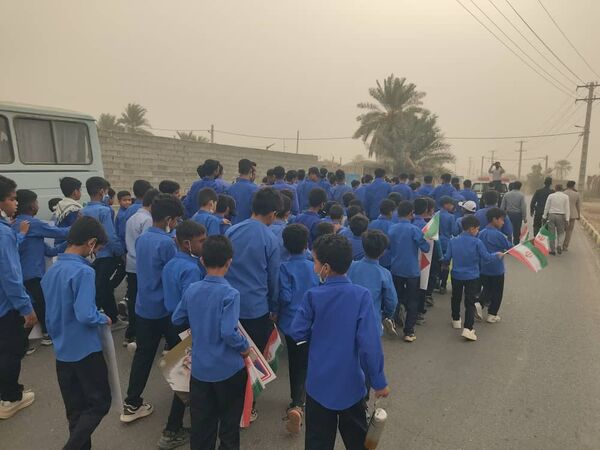دانش آموزان امروز پرچم داران استقلال و عزت فردا 