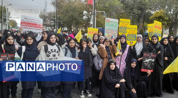حضور دانش‌آموزان زنجانی در راهپیمایی روز ۱۳ آبان 
