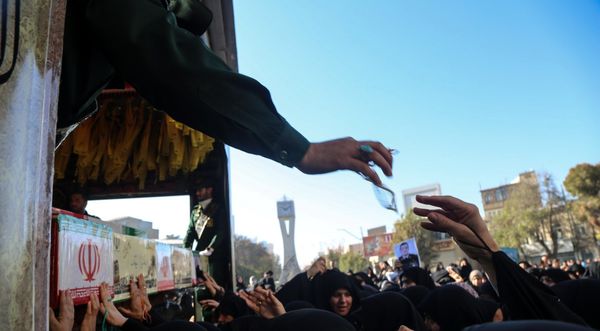 مراسم تشییع پیکرهای ۷ شهید گمنام در کرمانشاه