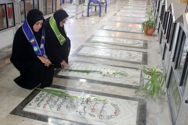 تجدید میثاق مدیر سازمان دانش آموزی استان بوشهر با شهدا