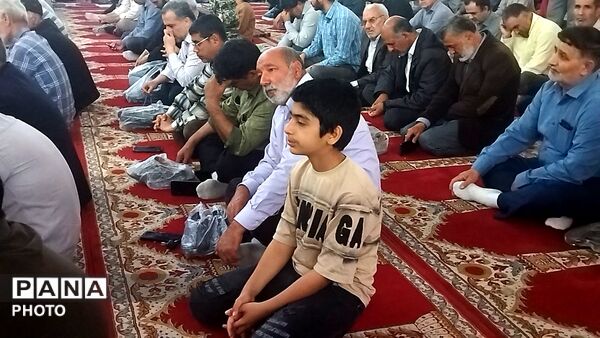 از پیر تا دانش آموز در نماز جمعه نیشابور حضور دارند-۱