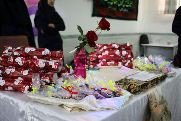 تقدیر از دانش آموزان برتر دبیرستان دخترانه سیداحمد فاتحی یک قم 