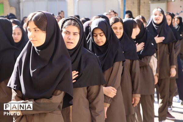 آغاز سال تحصیلی در دبیرستان فاطمه‌الزهرا(س) آشخانه با غبارروبی مزار شهدای گمنام 