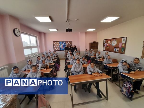 آیین نواخته شدن زنگ مهر در مدرسه شهدای بار فروش با حضور مسئولان استان و شهرستان کاشان