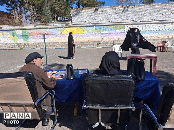 مسابقات نمایش خوانی و تئاتر خیابانی دختران در شهرستان کاشمر 