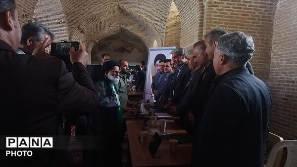 میز خدمت آموزش و پرورش به مناسبت روز معلم در نیشابور 