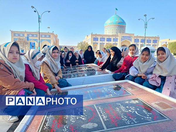 غبارروبی مزار شهدا توسط دانش‌آموزان دبستان سمیه