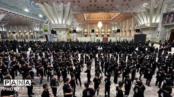 فریادِ ایستادگی از دلِ مرقد امام؛ دانش‌آموزان با سرود باید برخاست پیام مقاومت را ابلاغ کردند