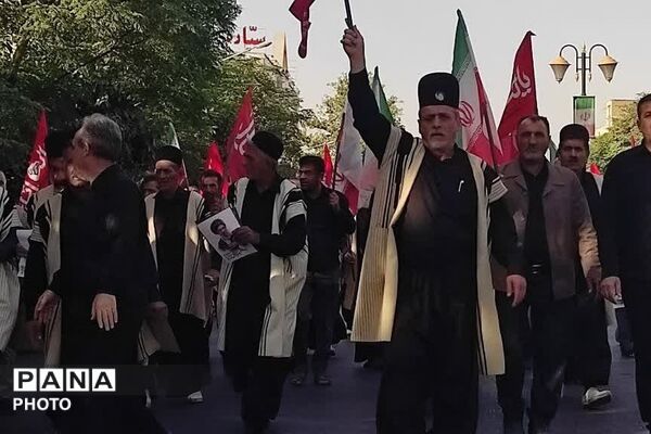 حضور اقشار مختلف از مردم ایران در مراسم تشییع رهبر شهید 