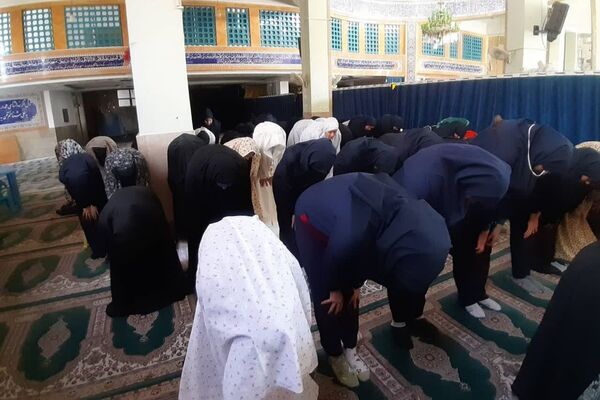 اقامه نماز جماعت دانش‌آموزان در مسجد