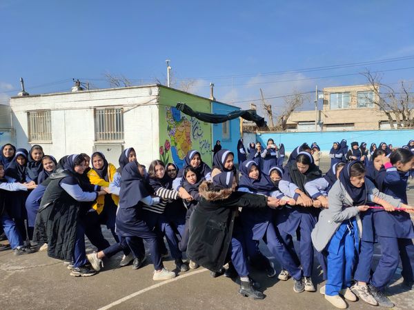  مسابقه طناب کشی به مناسبت دهه فجر در مدرسه ناهید نخودی 