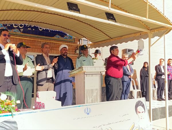 تقدیر مدیر دبیرستان رئیس زاده از پرسنل نیروی انتظامی خلیل آباد