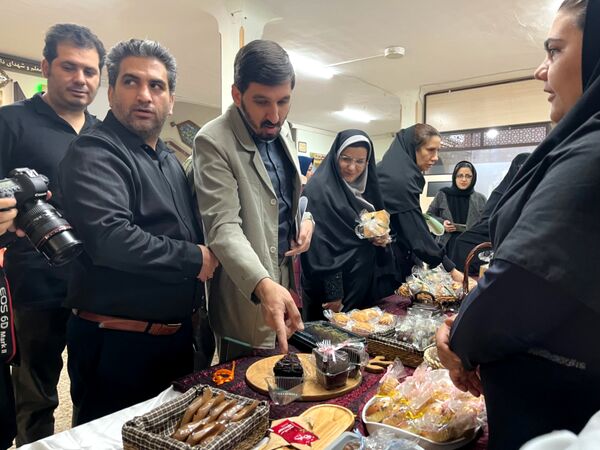 نمایشگاه نان و شیرینی دستپخت دانش‌آموزان هنرستان قدس