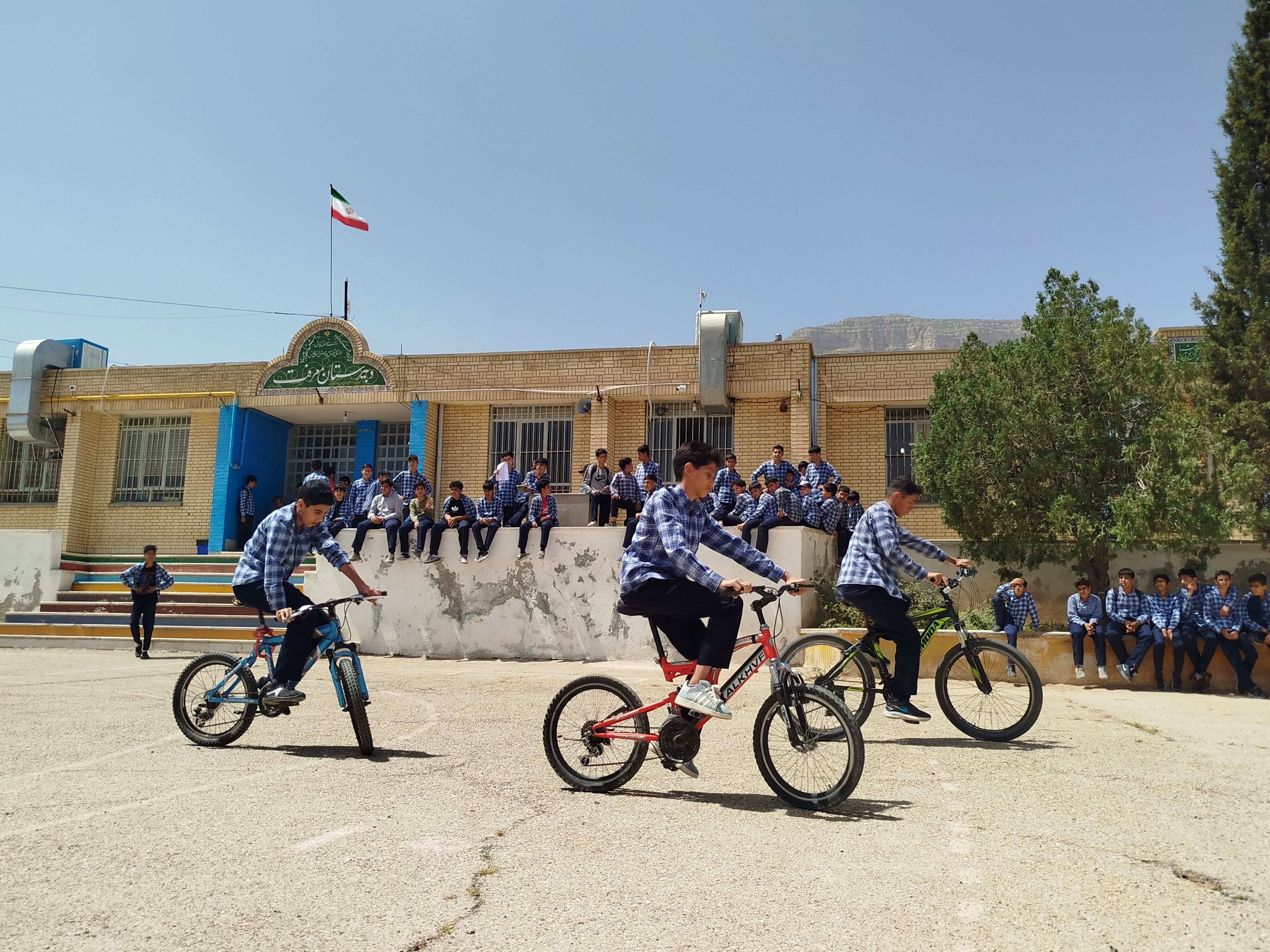  مسابقه دوچرخه سواری تعادلی در دبیرستان شهید داریوش جامه‌بزرگی ناحیه سه شیراز 