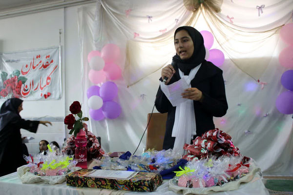 تقدیر از دانش آموزان برتر دبیرستان دخترانه سیداحمد فاتحی یک قم 