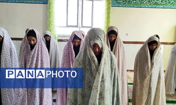 استقبال بی‌نظیر دانش‌آموزان از برگزاری نماز جماعت و زیارت عاشورا در مدرسه قاضی طباطبایی اسلامشهر