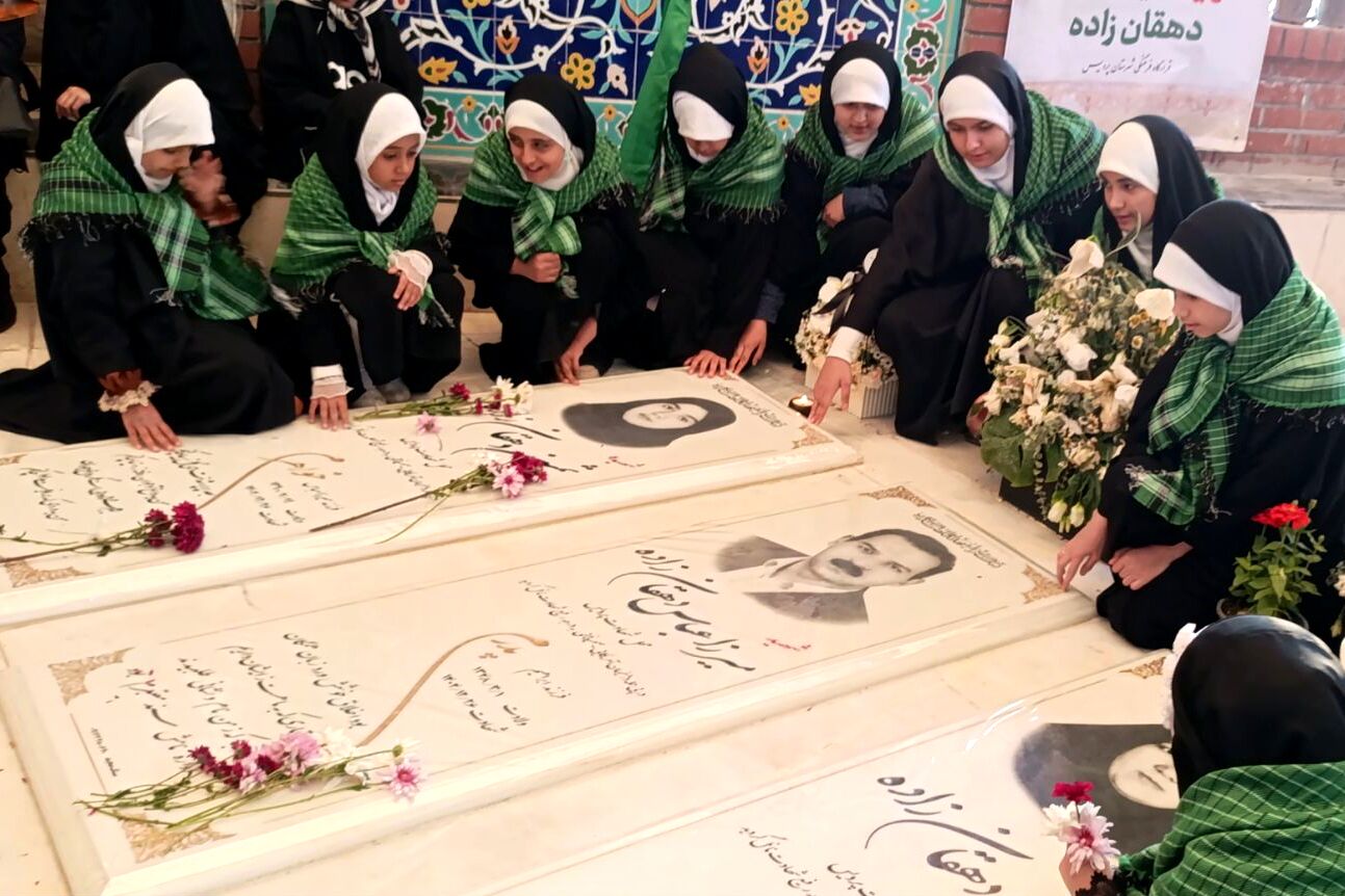 گرامیداشت دهه کرامت بر مزار شهدای جنگ رمضان 