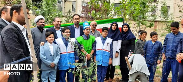 پویش ملی کاشت «نهال امید» در مدرسه نیک‌نژاد ناحیه 4 کرج 