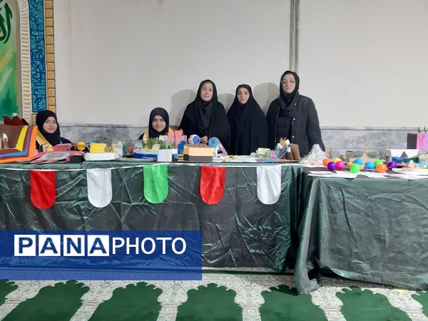 نمایشگاه دست سازه های دانش آموزان دبیرستان بهار آزادی