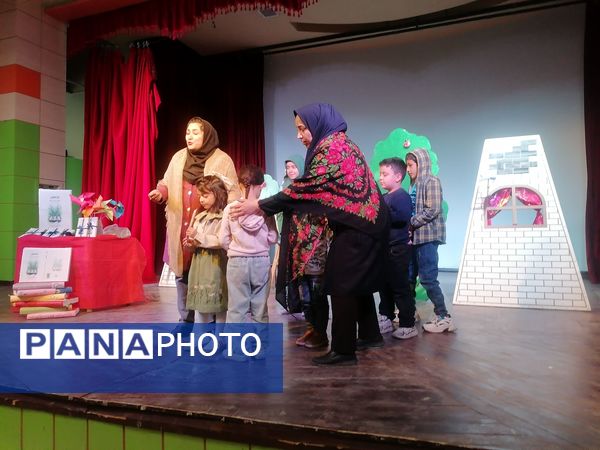 نمایش خاله سوسکه  در کانون پرورش فکری کودکان و نوجوانان 