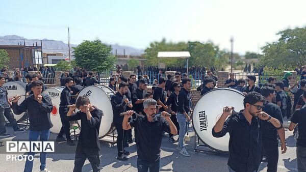 از کودکان تا بزرگسالان؛ زنجیر پیوند دل‌ها در روز عاشورا در روستای سرحوضک کاشمر