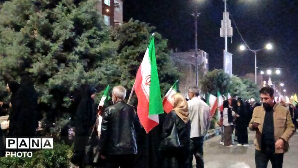 پرچم های ایران بر دستان وطن دوستان نیشابوری 
