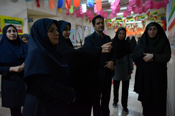 فانوس به دبیرستان حکمت آمد