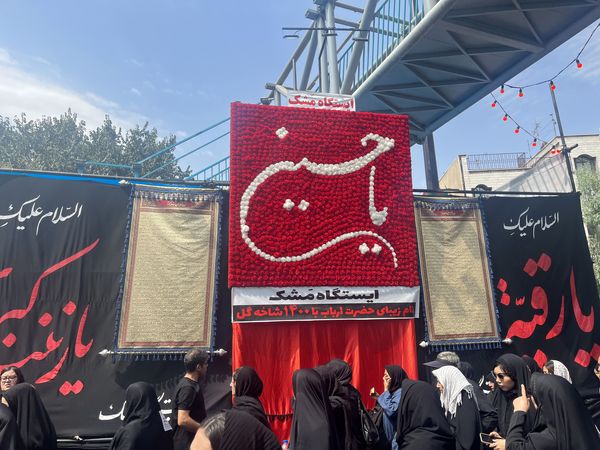 استقبال دلدادگان اباعبدالله الحسین (ع) از پیاده روی جاماندگان اربعین حسینی‌